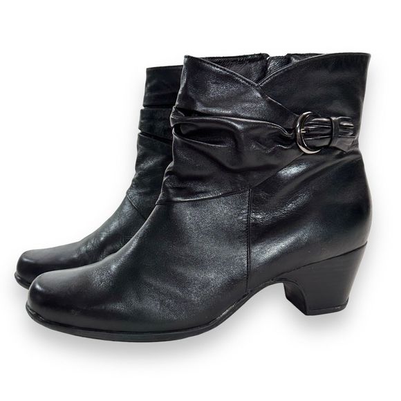 Clarks Ankle Bootie Boot SZ 9.5 Leyden Black Leather Ruche Slouch Buckle Comfort - Picture 2 of 13